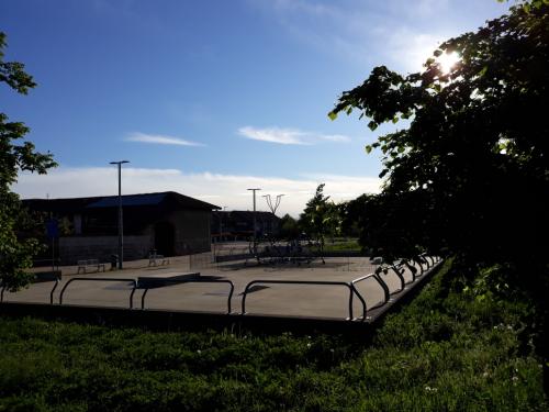 Parco giochi con rampe da skateboard